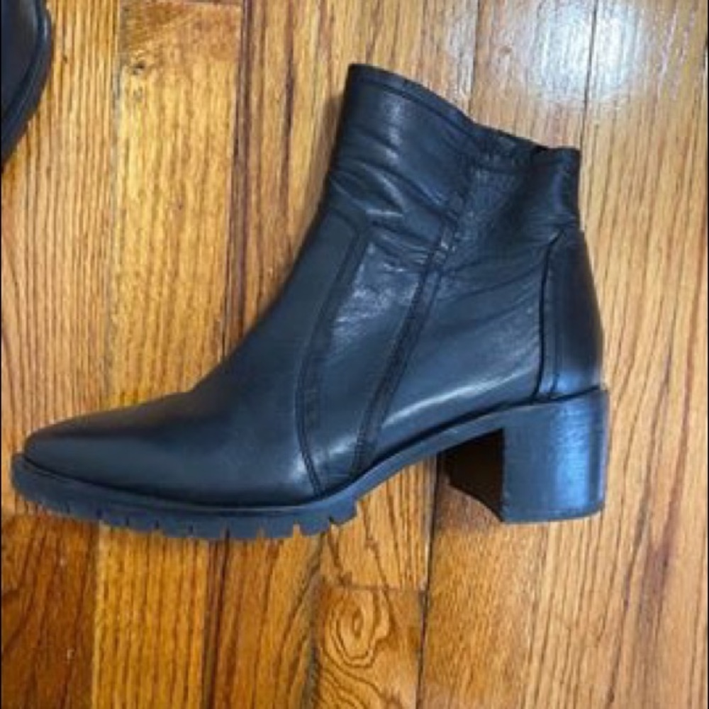 Mid heel leather Chelsea boots